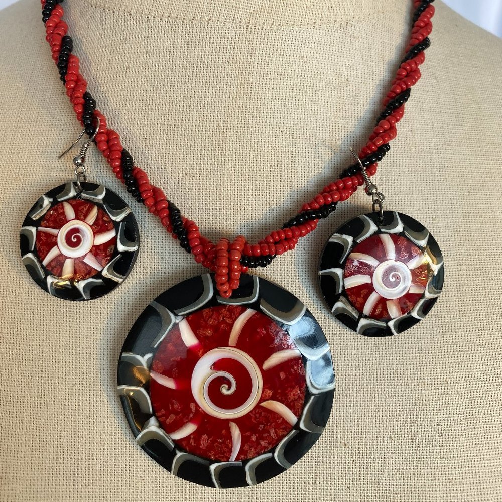 💰 5 FOR $40 / VINTAGE RED & BLACK BEADED "SEASHELL" NECKLACE AND EARRINGS (VGUC) - Picture 5 of 5